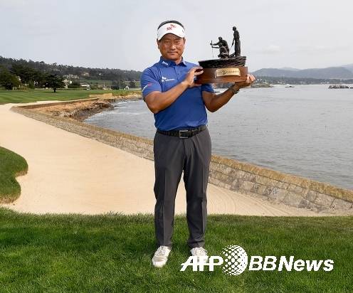 2021년 미국프로골프(PGA) 챔피언스투어 퓨어 인슈어런스 챔피언십 우승을 차지한 최경주 프로. 사진제공=ⓒAFPBBNews = News1