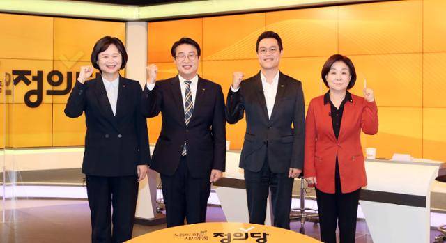 정의당 이정미(왼쪽부터), 김윤기, 황순식, 심상정 대선 경선 후보가 25일 서울 중구 매경미디어센터 MBN 스튜디오에서 열린 '정의당 대선 경선후보자 토론회'에서 토론 시작에 앞서 기념촬영을 하고 있다. 연합뉴스