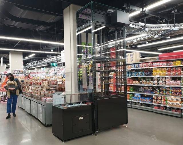 롯데마트는 '바로배송 서비스'를 위해 매장 한가운데에 레일 등을 설치했다. 롯데쇼핑 제공