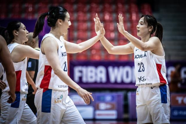 여자농구 대표팀 선수들이 27일 요르단 암만에서 열린 2021 국제농구연맹(FIBA) 아시아컵 A조 조별리그 1차전에서 승리한 뒤 하이파이브를 하고 있다. FIBA 제공