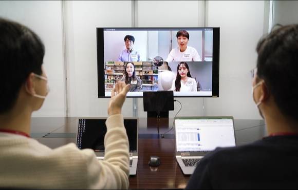 SK텔레콤이 자체 개발한 ‘그룹영상통화’ 솔루션을 활용해 풀 HD 급 화질로 그룹면접을 진행하고 있다.  [사진=SKT]
