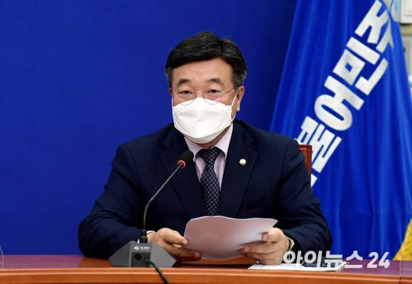 윤호중 더불어민주당 원내대표가 27일 오전 서울 여의도 국회에서 열린 최고위원회의에서 모두발언을 하고 있다.