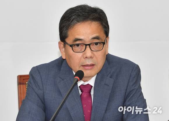 곽상도 미래통합당 위안부 할머니 피해 진상규명 TF 위원장이 지난해 5월25일 오후 서울 여의도 국회에서 열린  임명장 수여식 및 1차 회의에 참석했다.