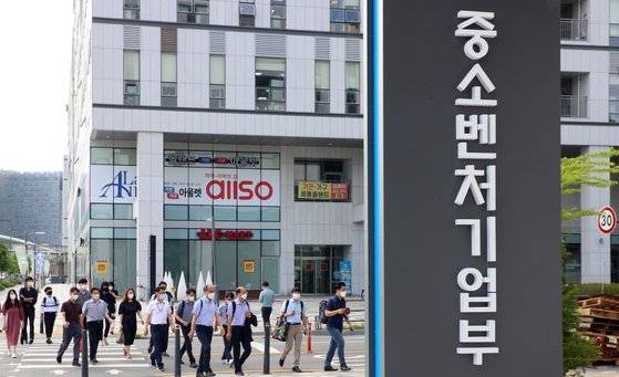 7월 14일 중소벤처기업부 청사 앞. 사진 속의 인물들은 본 기사 내용과 직접적 관련이 없음. 뉴스1