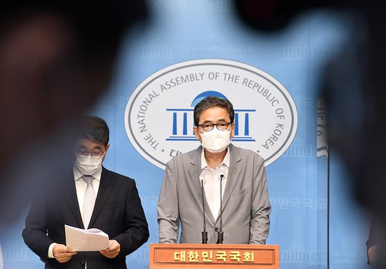 곽상도 무소속 의원은 26일 아들이 50억원에 달하는 퇴직금을 화천대유에서 받았다는 사실이 보도되자 탈당계를 제출했다. 이재명 경기지사 캠프는 곽 의원을 27일 허위사실 유포 등으로 고발했다. 임현동 기자