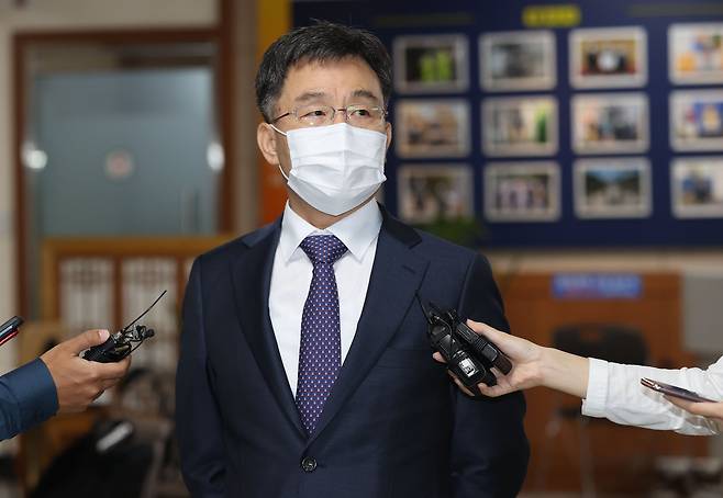 경기 성남시 대장동 개발사업에서 특혜를 받은 의혹이 제기된 화천대유자산관리(화천대유)의 최대 주주 김만배 씨가 27일 오후 참고인 신분으로 조사를 마치고 서울 용산경찰서를 나서며 취재진 질문에 답하고 있다. 연합뉴스