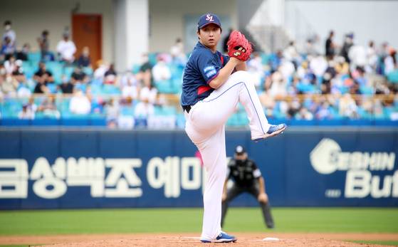 Samsung Lions starter Choi Chae-heung throws a pitch against the NC Dinos at Samsung Lions Park in Daegu on Sunday. [YONHAP]