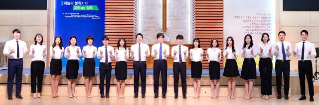 최상훈(가운데) 목사가 2019년 서울 광진구 화양감리교회 예배당에서 부교역자들과 기념촬영을 했다.