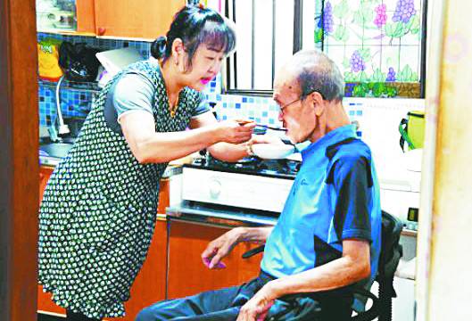 장기요양보험 대상자가 집에서 방문 요양 서비스를 받고 있는 모습. 국민일보DB