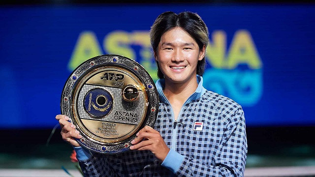 권순우가 2021 ATP투어 아스타나 오픈 단식 우승 트로피와 함께 기뻐하고 있다. 사진=프로테니스협회 홈페이지