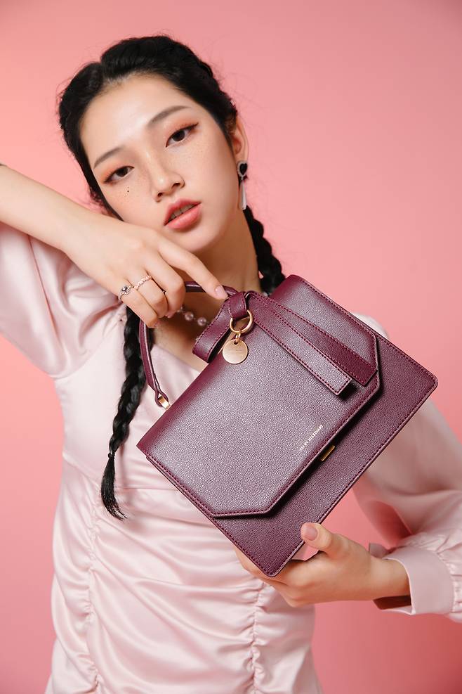 질바이질스튜어트(JILL BY JILLSTUART)’가 가상 인플루언서 ‘로지(ROZY)’를 가방 라인의 전속모델로 발탁했다. 사진은 '로지'의 모습. /사진제공=LF