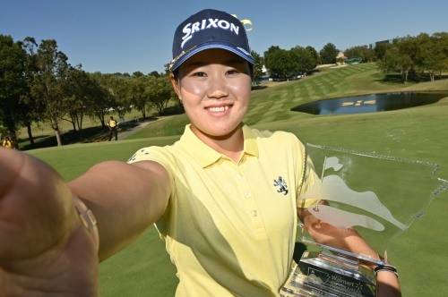 하타오카 나사가 시즌 2승을 거두고 트로피를 들어보이고 있다. [사진=LPGA]