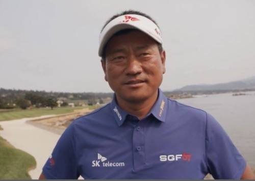 페블비치에서 우승한 최경주가 현장 인터뷰를 하고 있다.