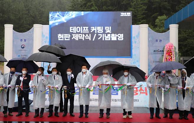 한국지질자원연구원 포항지질자원실증연구센터에서 열린 기능성 점토 바이오클린룸 준공식에서 관계자들이 기념촬영을 하고 있다. 왼쪽에서 4번째 김광은 한국지질자원연구원 원장직무대행, 왼쪽에서 6번째 이강덕 포항시장.[한국지질자원연구원 제공]