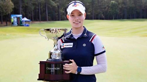 우승 트로피를 들고 포즈를 취한 박금강. [사진=LPGA]