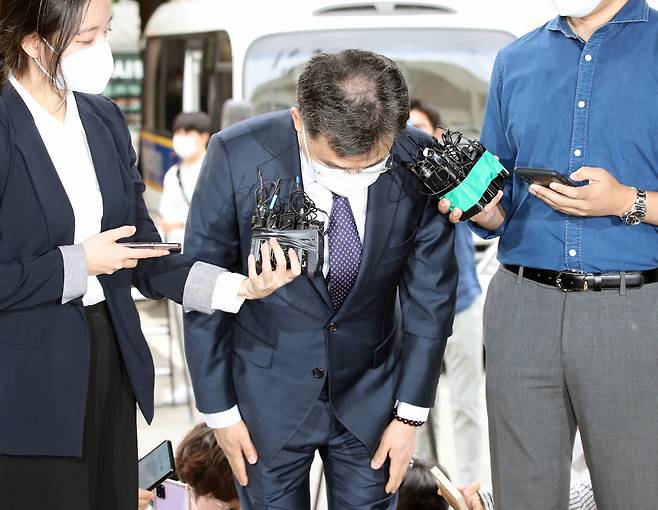 화천대유자산관리(화천대유)의 최대 주주 김만배 씨가 27일 참고인 신분으로 조사받기 위해 서울 용산경찰서로 들어서고 있다. [연합]