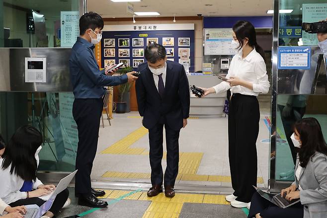 경기 성남시 대장동 개발사업에서 특혜를 받은 의혹이 제기된 화천대유자산관리(화천대유)의 최대 주주 김만배 씨가 27일 참고인 신분으로 조사를 마치고 서울 용산경찰서를 나서며 인사하고 있다. [연합]