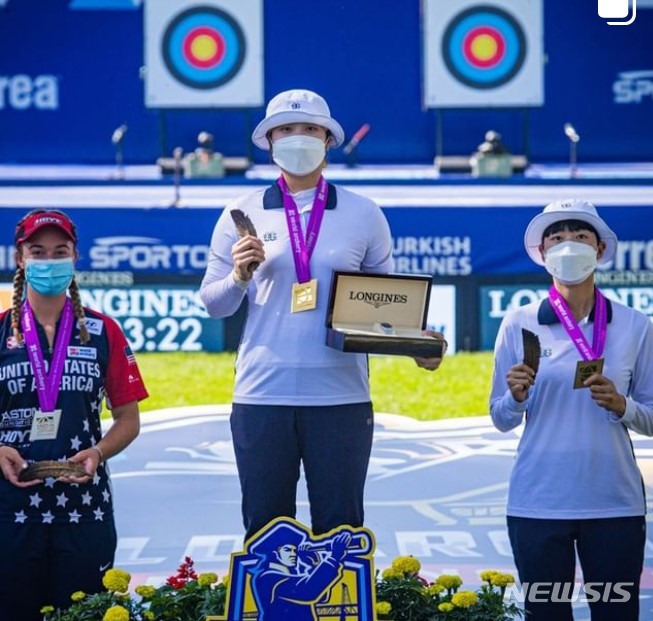 [서울=뉴시스]2021 세계양궁선수권대회 여자부 개인전 1위 장민희(가운데)와 3위 안산(오른쪽). (사진 = 세계양궁연맹 제공)