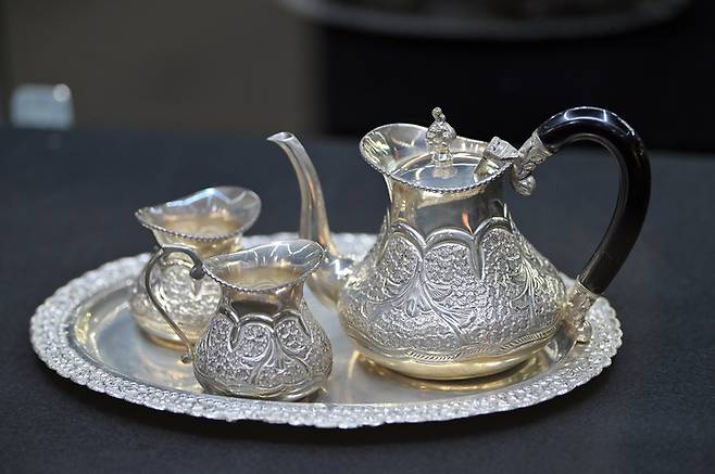 [뉴시스=공주]은제 다기 세트로 주전자 높이는 13cm다. 고 노무현 대통령이 '싱 나트와르' 인도 외무장관으로부터 지난 2004년 12월 18일 선물로 받았다. 2021.09.27.(사진=공주시 제공) *재판매 및 DB 금지
