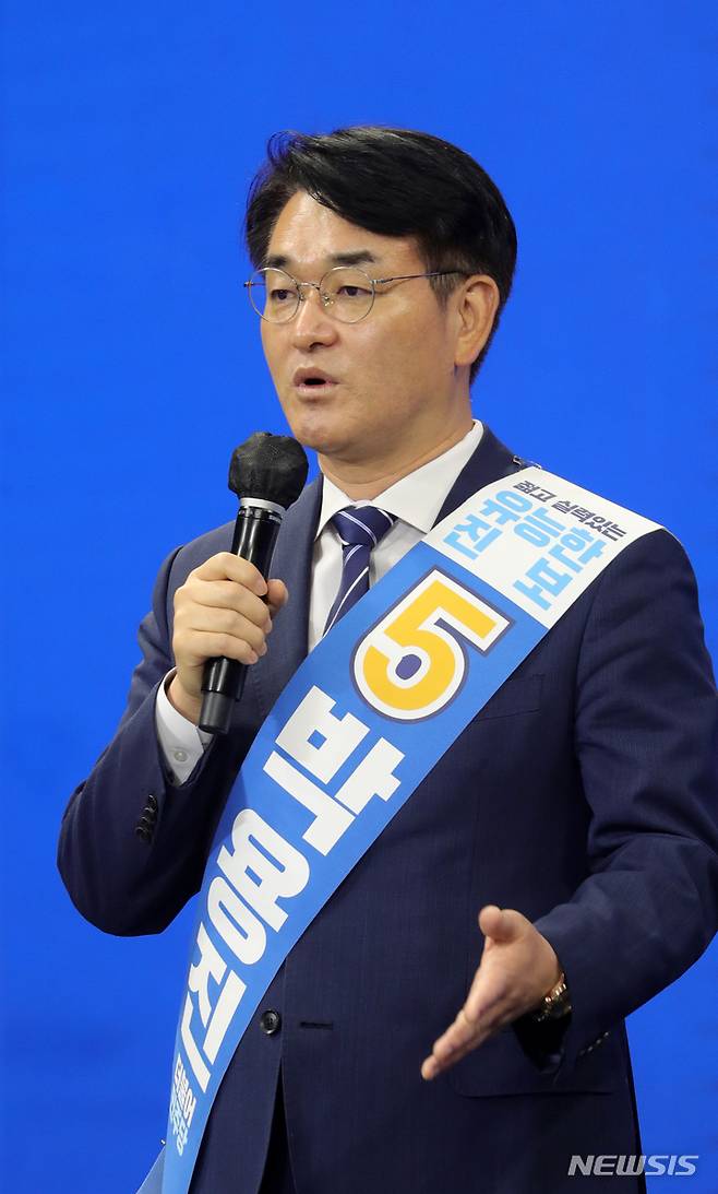 [완주=뉴시스] 전북사진기자단 = 더불어민주당 대선 후보 선출을 위한 전북 합동 연설회가 열린 26일 전북 완주군 우석대학교에서 박용진 후보가 연설을 하고 있다. 2021.09.26. pmkeul@newsis.com