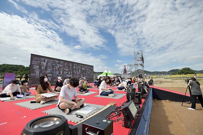 [뉴시스=공주]제67회 백제문화제 기간 펼쳐진 백제 퀴즈왕 선발대회인 ‘집콕 라이브 백제 골든벨’에서 참가자들이 문제를 풀고 있다. 2021.09.27.(사진=공주시 제공) *재판매 및 DB 금지