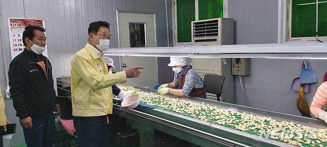 (주)우진 농업회사법인 깐마늘 공장을 방문한 최기문 영천시장