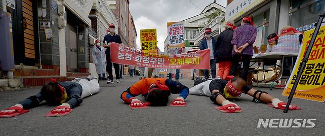 [광주=뉴시스] 변재훈 기자 = 광주 농성·화정동 침수 피해 주민대책위(주민대책위) 소속 주민들이 27일 광주 서구 농성동 상습 침수 주택가에서 항구적 수해 예방 대책을 촉구하며 오체투지 행진을 벌이고 있다. 이들은 침수 주택가부터 부터 서구청 광장까지 1.2㎞를 5보1배 형식으로 걸으며 행진했다. 2021.09.27. wisdom21@newsis.com