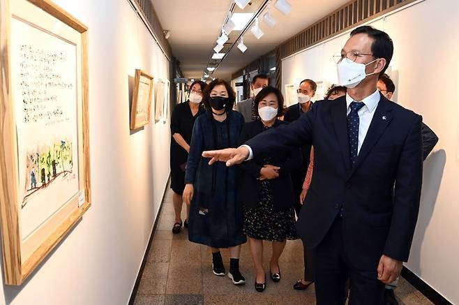 [음성=뉴시스] 음성군청 복도 갤러리 시·수필화전. (사진=음성군 제공) photo@newsis.com *재판매 및 DB 금지