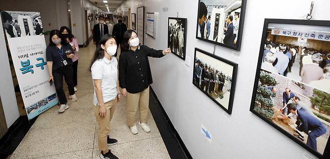 [광주=뉴시스] 변재훈 기자 = 광주 북구는 2021년 구민의 날 행사 당일인 27일부터 개청 41주년·지방자치 30주년을 맞아 특별사진전 '디지털 아카이브, 북구'를 열고 있다. (사진=광주 북구 제공) 2021.09.27. photo@newsis.com *재판매 및 DB 금지