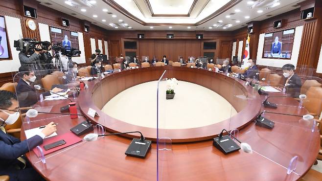 홍남기(오른쪽에서 두 번째) 경제부총리 겸 기획재정부 장관이 27일 정부서울청사에서 '제224차 대외경제장관회의'를 주재하고 있다. 기재부 제공