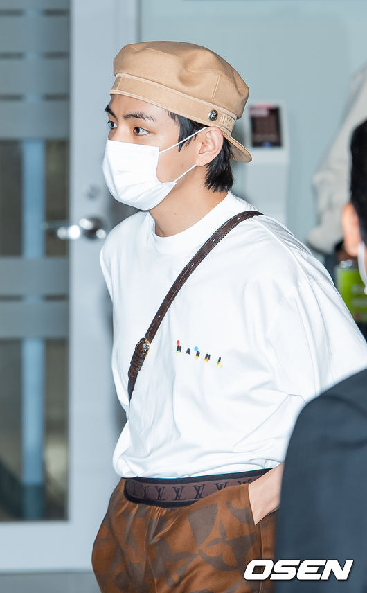 [OSEN=인천공항, 민경훈 기자]방탄소년단 뷔가 귀국하고 있다. 2021.09.24 / rumi@osen.co.kr