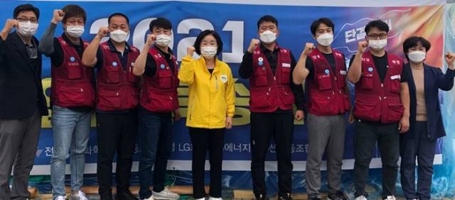 ▲심상정 정의당 대통령 경선 후보가 27일 충북 청주 LG화학 공장에서 농성중인 노동자들을 만나 경선 의지를 밝혔다. ⓒ심상정 후보 캠프