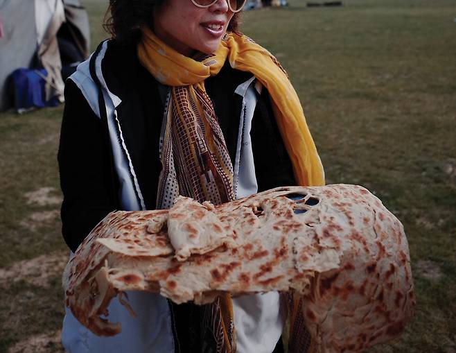 화덕에서 구운 방석 크기만 한 난은 이곳 사람들의 순수한 마음이 담겨서 담백하고 부드럽다.