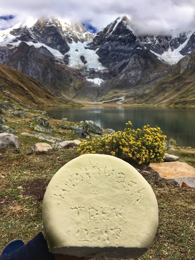 카루아코차에서 현지 주민에게 산 담백하고 맛있는 치즈에 트레킹 기념으로 ‘Huayhuash’를 새겨넣었다.