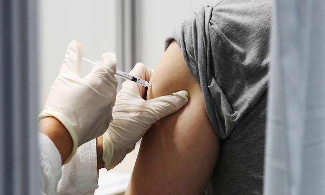 27일 서울 마포구 코로나19 예방접종센터에서 시민들이 백신 접종을 받고 있다. 연합뉴스