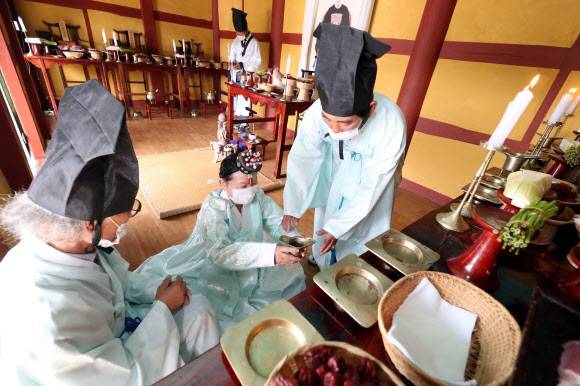 술잔 올리는 여성 헌관… 320년 관습 허문 봉암서원   - 26일 전남 장성군 장성읍 봉암서원에서 서원 창건 320여년 만에 여성 헌관이 추향제에서 술잔을 올리고 있다. 헌관은 제사를 지낼 때 술잔을 대표로 올리는 제관을 의미한다. 봉암서원은 행주대첩을 승리로 이끈 망암 변이중 선생의 위패와 영정을 모신 서원이다.장성 연합뉴스