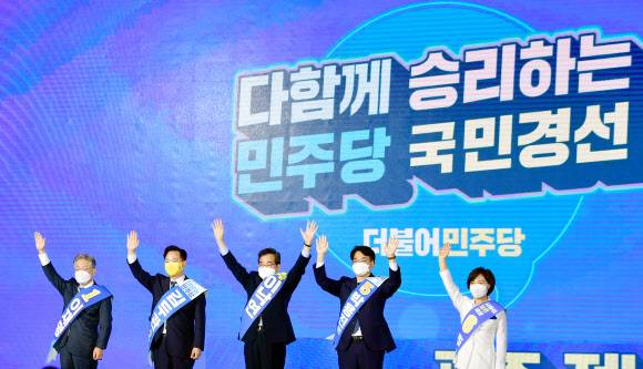 더불어민주당 대선 후보 선출을 위한 광주·전남 지역경선 합동연설회가 열린 25일 오후 광주 서구 김대중컨벤션센터 1층 다목적홀에서 소개를 받고 무대에 오른 5명 후보자가 손을 들어 인사하고 있다. 사진 왼쪽부터 이재명, 김두관, 이낙연, 박용진, 추미애 후보. 2021.9.25 [공동취재]