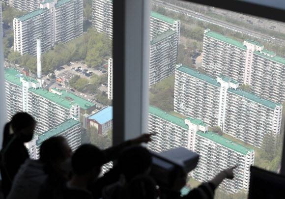 부동산 규제 완화를 공약으로 내세운 오세훈 서울시장 취임 이후 강남과 목동, 상계동 등 주요 재건축 시장 움직임에 관심이 쏠리고 있다.사진은 11일 서울 송파구 롯데월드타워 전망대인 서울스카이서 바라본 잠실주공5단지 일대. 연합뉴스