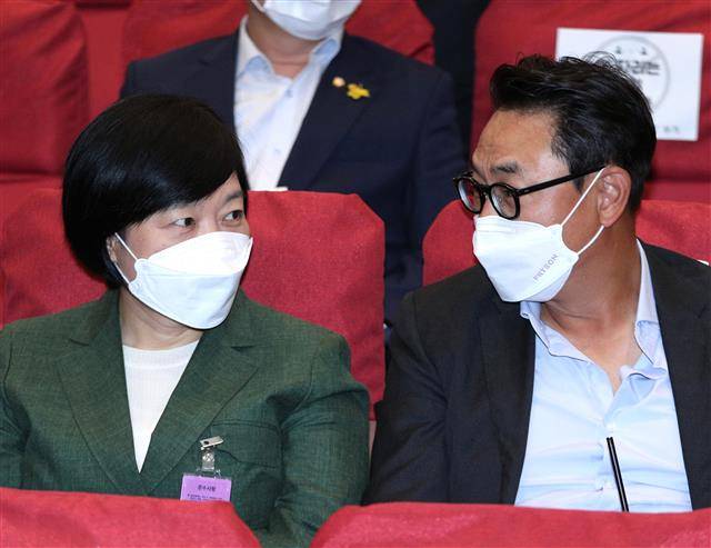 한성숙(왼쪽) 네이버 대표이사와 여민수 카카오 공동대표가 6일 서울 여의도 국회 의원회관에서 열린 국회 디지털경제 혁신연구포럼 출범식에서 대화하고 있다뉴스1