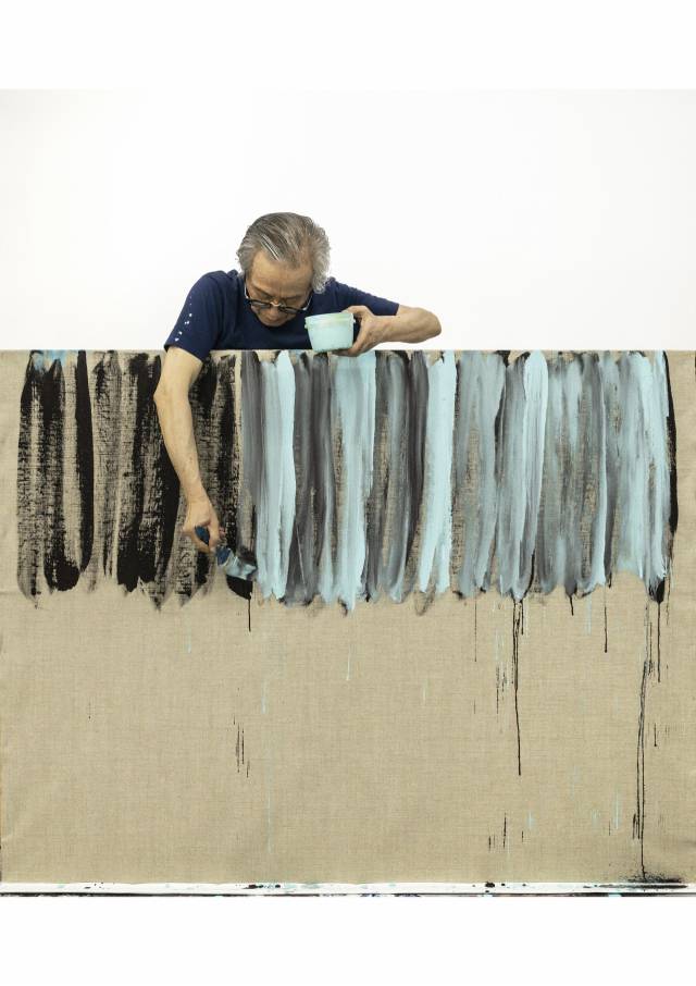 화면 뒤에서 팔을 뻗어 제작하는 이건용의 '바디스케이프 76-1' 제작과정 중 일부. /사진제공=갤러리현대