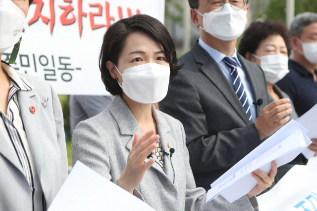 홍정민(가운데) 더불어민주당 의원이 지난 9일 서울문산고속도로주식회사에서 기자들의 질문에 답하고 있다. / 연합뉴스
