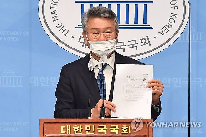 부동산 명의신탁 의혹 해명하는 김회재 의원 (서울=연합뉴스) 진성철 기자 = 사진은 부동산 명의 신탁 의혹을 받고 있는 더불어민주당 김회재 의원이 지난 6월 9일 서울 여의도 국회 소통관에서 해명 기자회견을 하고 있는 모습. [연합뉴스 자료사진]