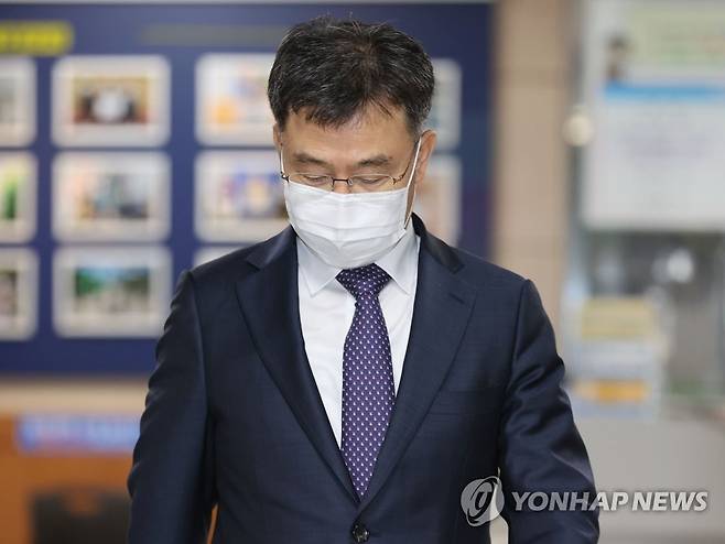 조사 마치고 경찰서 나서는 김만배 (서울=연합뉴스) 김인철 기자 = 경기 성남시 대장동 개발사업에서 특혜를 받은 의혹이 제기된 화천대유자산관리(화천대유)의 최대 주주 김만배 씨가 27일 오후 참고인 신분으로 조사를 마치고 서울 용산경찰서를 나서고 있다. 2021.9.27 yatoya@yna.co.kr