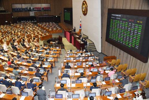 28일 국회 본회의에서 세종시에 국회의사당 분원을 설치하는 내용의 국회법 일부 개정법률안이 통과되고 있다.(사진=연합뉴스)