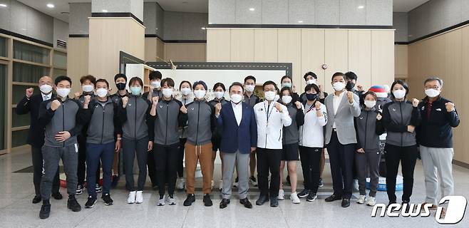 윤홍근 BBQ 회장(왼쪽부터 여섯번째)과 빙상종목 국가대표선수들이 기념 사진을 촬영하고 있다.(BBQ 제공) © 뉴스1