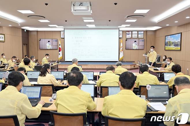 김정섭 공주시장이 27일 시청 대백제실에서 열린 10월중 업무계획보고회를 주관하고 있다.© 뉴스1