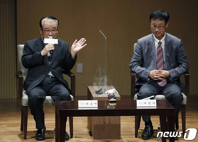 배우 이순재(왼쪽)가 28일 오전 서울 서초구 예술의전당에서 열린 연극 ‘이순재의 리어왕’ 기자간담회에 참석해 인사말을 하고 있다. 영국의 대문호 셰익스피어가 쓴 '리어왕'은 삶의 비극과 인생에 대한 근본적인 성찰을 아름다운 시적 표현으로 담아낸 작품이다, 2021.9.28/뉴스1 © News1 권현진 기자