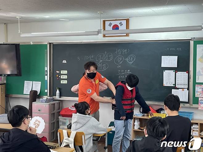 대전세종적십자사-동구청이 '찾아가는 생존수영' 프로그램을 실시한다. (대전세종적십자사 제공) © 뉴스1