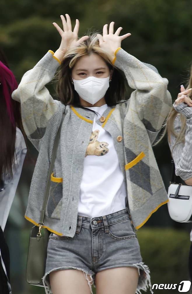 Seoul=) = ITZY (ITZY) Ryu Jin greets the station after finishing the radio Choi Hwa-jungs Power Time held at SBS Mok-dong, Yangcheon-gu, Seoul on the 28th.2021.9.28.