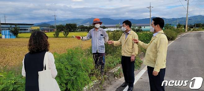 28일 강용구 전북도의원(오른쪽 두번째)이 벼 병해 발생지역을 살펴보고 있다..(전북도의회제공)2021.9.28/뉴스1